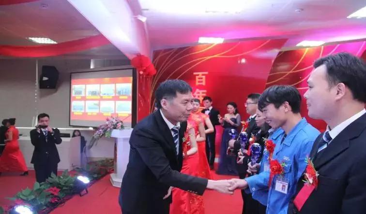 衣服上的SBS拉链买买卖卖兜了一大圈,浔兴拉链入账13亿还姓施