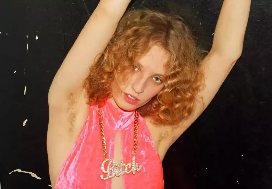 拍腿、拍bra、拍裸照,一个放飞自我的女孩