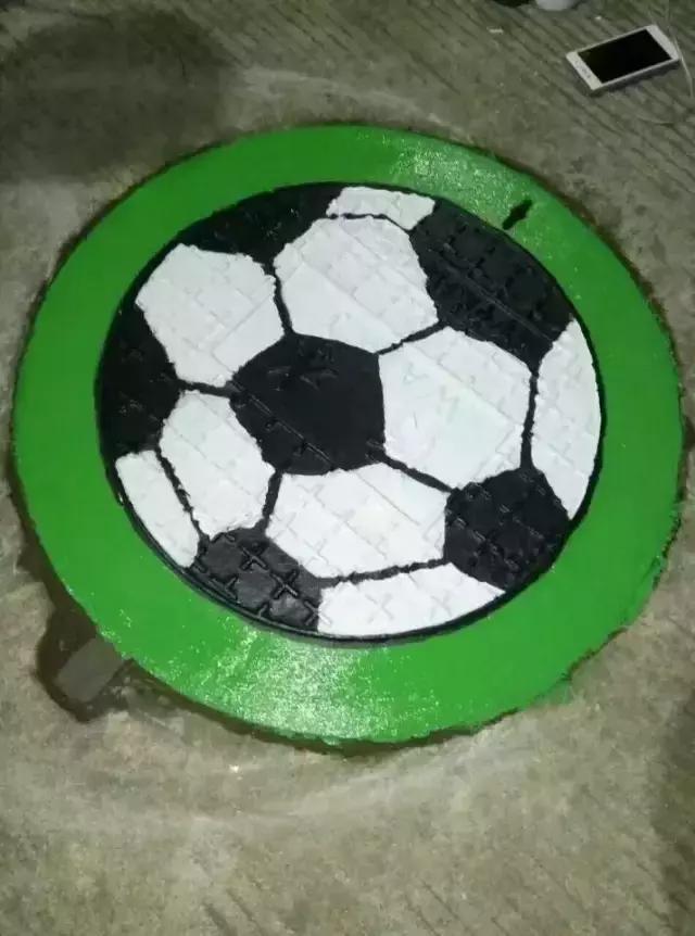 30所职校为井盖“整容”，以画会友，你的学校技术如何？