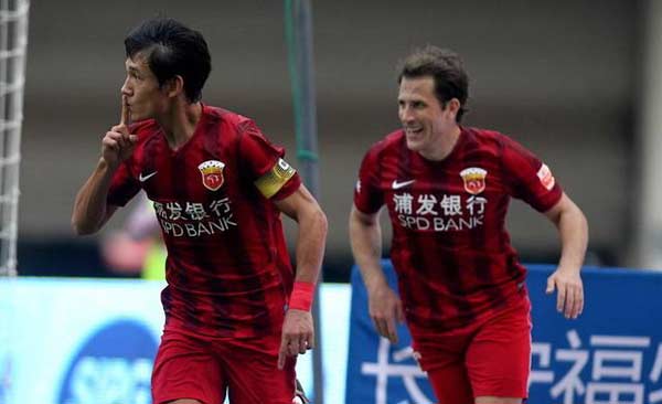 国足队员袜子藏项链出场后偷偷戴上引争议！球迷呼吁将其开除！