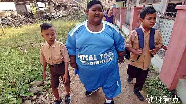 还记得那位400斤的印尼少年吗？这是他减肥1年半后的样子！