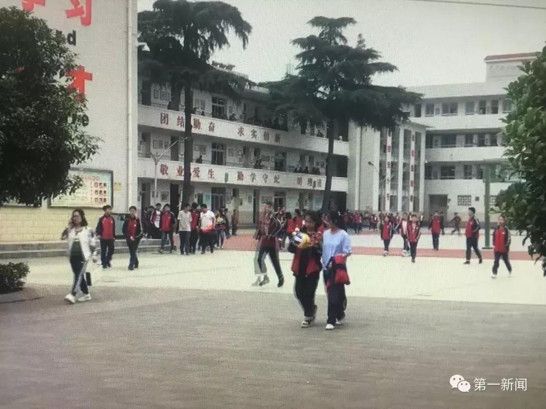 抡板凳打架,抡凳子砸东西斗殴