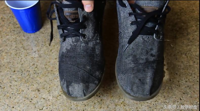 下雨天鞋子前面总是进水,下雨天鞋子进水了脚发白了