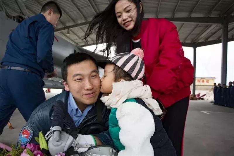 盘点军人与家人团聚的感动瞬间,这组军人和儿子的照片令人动容