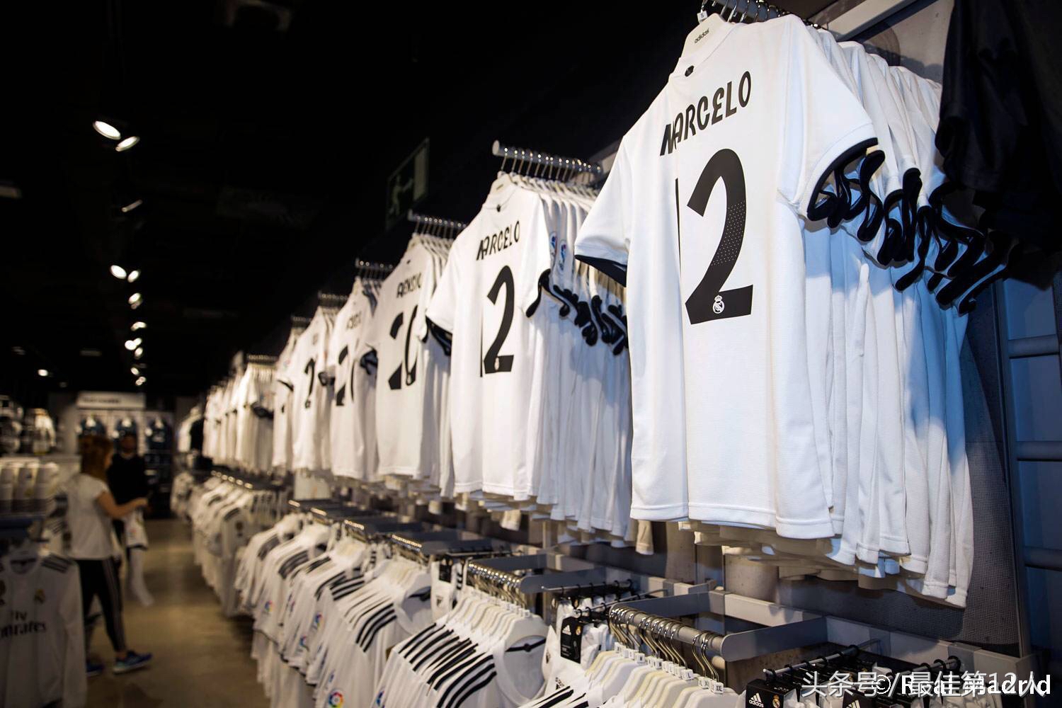 皇马新赛季客场球衣彩色印号,皇马8-19赛季球衣细节