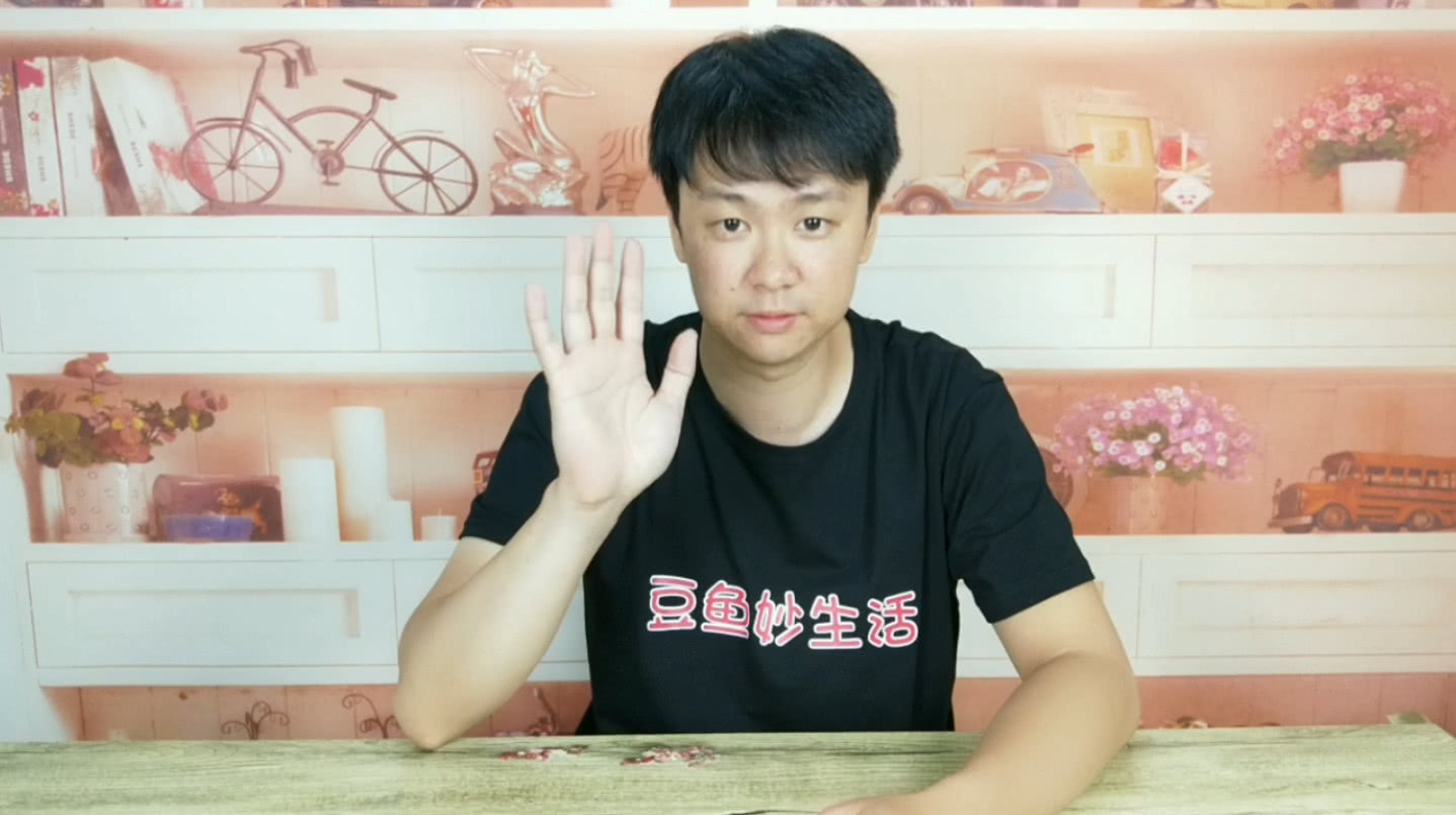 塑料瓶上打两个洞，马上变成打气筒，吹气球省力又省时，简单易学