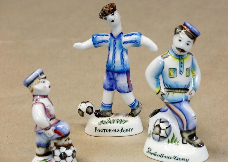 世界杯陶瓷纪念品,俄罗斯世界杯吉祥物摆件