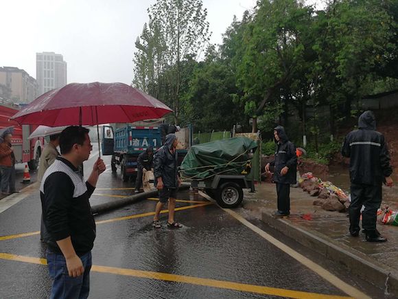 华龙大道隆鑫段箱涵塌陷九龙坡区市政处紧急开展修复抢险