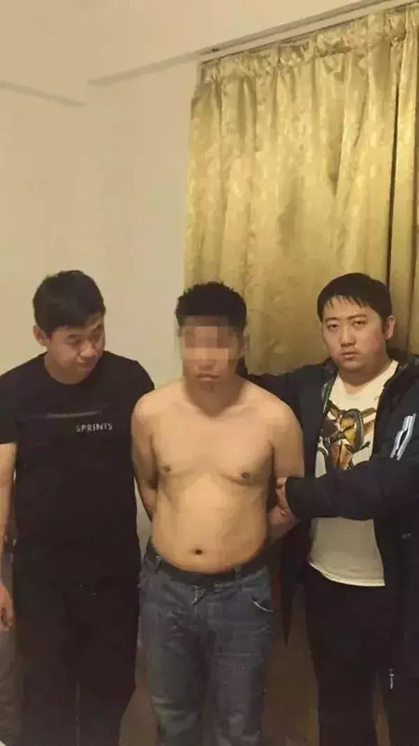 女大学生在宿舍直播,女大学生在宿舍开抖音直播