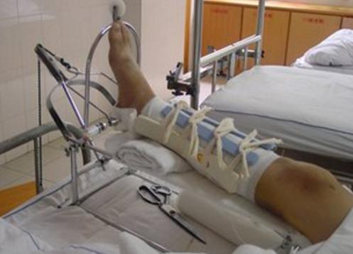 在洗浴中心摔伤不赔偿应该怎么办,洗浴摔倒了商家该不该赔偿