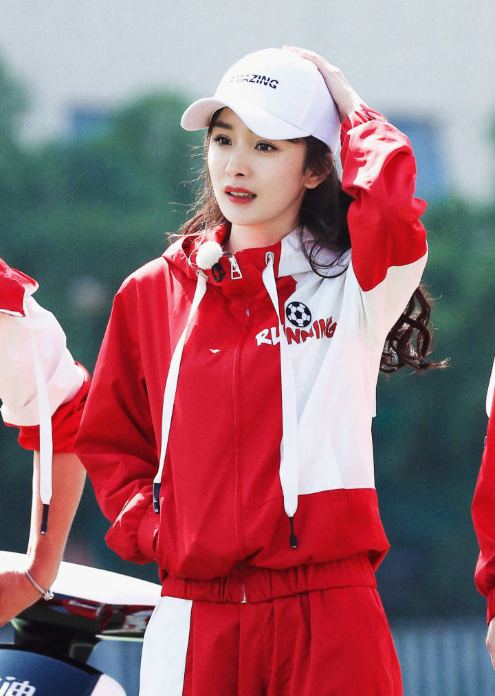 杨幂上跑男踢足球完爆对手！网友：没错，是我大幂，期待今晚跑男