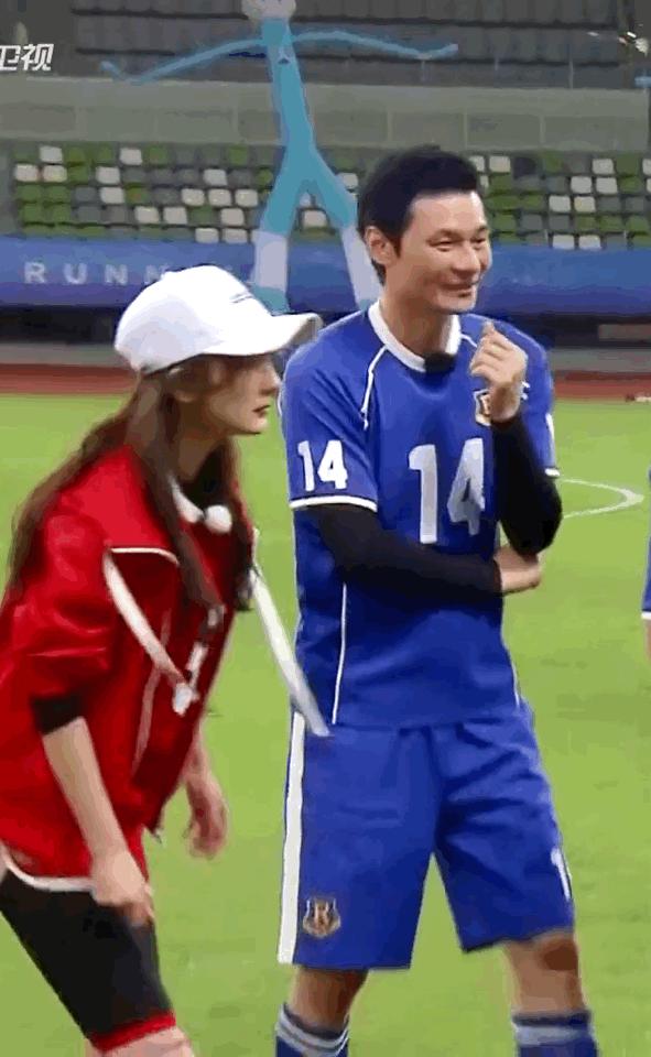 杨幂上跑男,杨幂录制节目踢足球