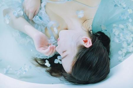 把曾经最在乎的人的QQ拉进黑名单，是什么样的感受？畅快的痛苦？