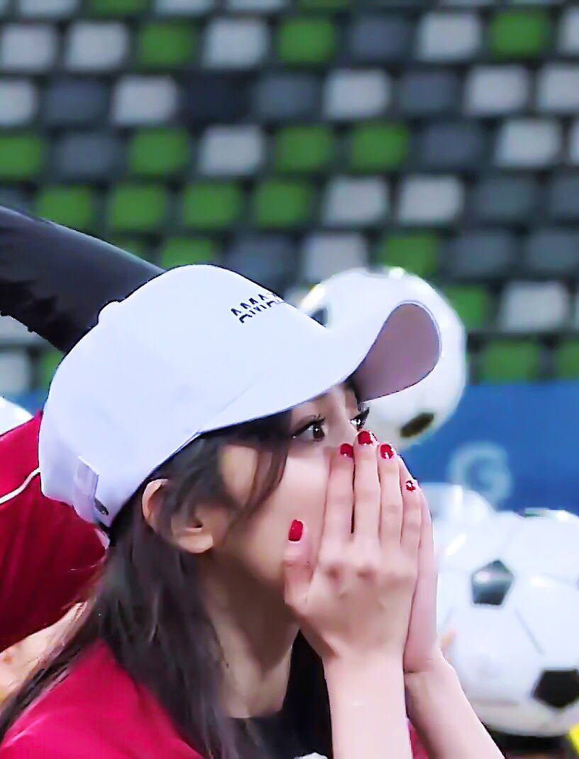 杨幂上跑男出场歌曲的名字,杨幂上跑男游戏黑洞