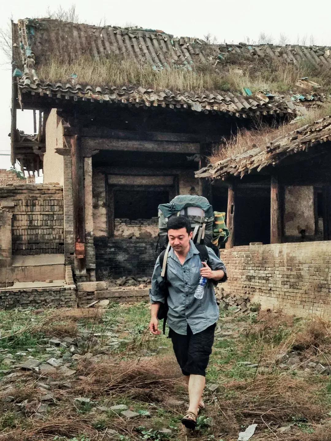 中国第一人！他痴迷寺庙，为1000座寺庙画像