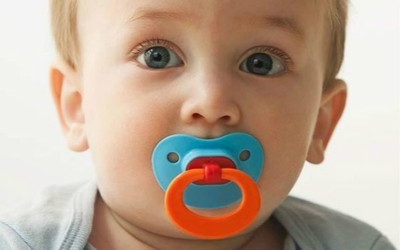 婴儿用哪种奶嘴防呛奶防胀气,安抚奶嘴对宝宝危害图片