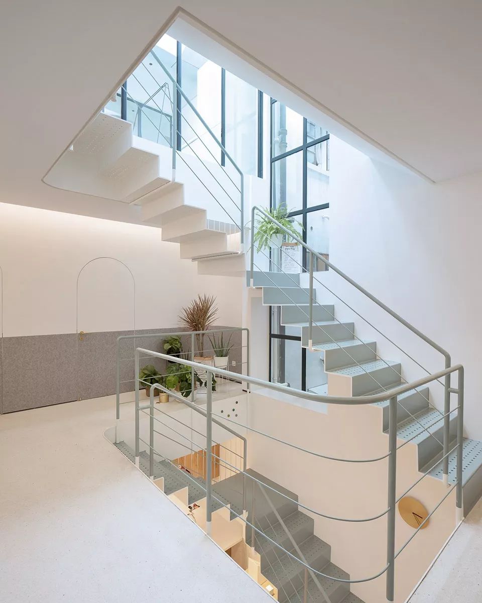 连树都种进房子！71岁高龄老房爆改“回春”，从危房到美宿，不只是惊艳！