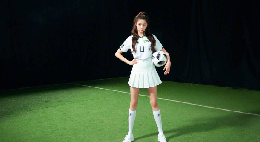 关晓彤造型回归皮裙秀出2米长腿,关晓彤长腿学生装