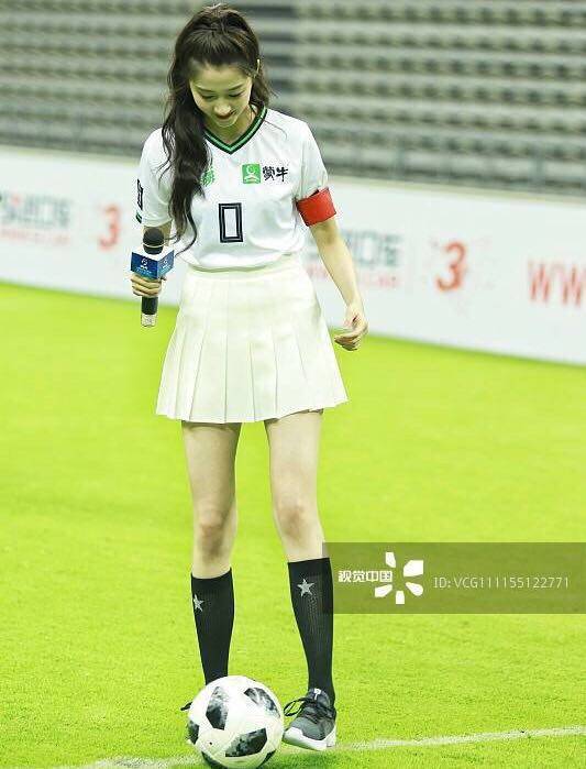 关晓彤造型回归皮裙秀出2米长腿,关晓彤穿蓬蓬裙变身长腿