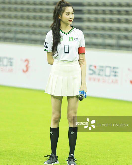 关晓彤造型回归皮裙秀出2米长腿,关晓彤穿蓬蓬裙变身长腿