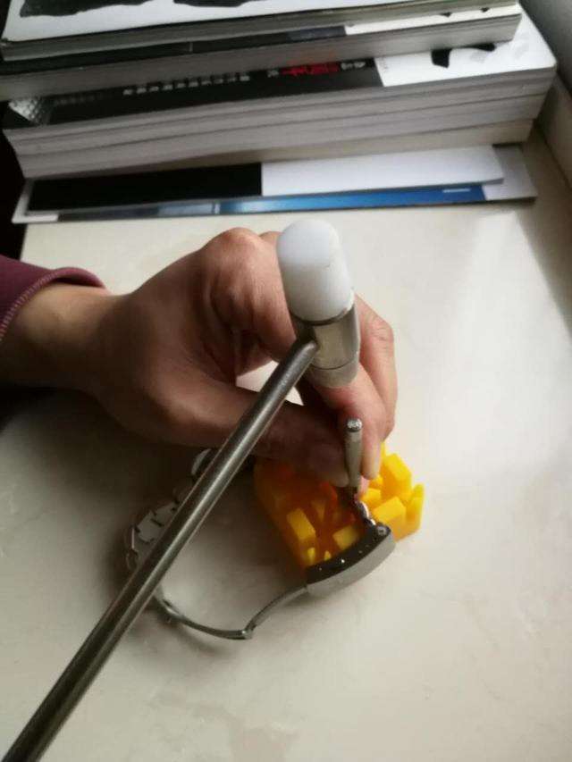 儿童手表表链怎么拆,手表拆表链只拆一边吗