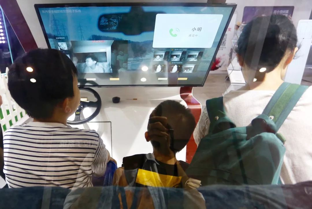 杭州人对未来的好奇心彻底爆发！10多万人在江边“看到了未来”！