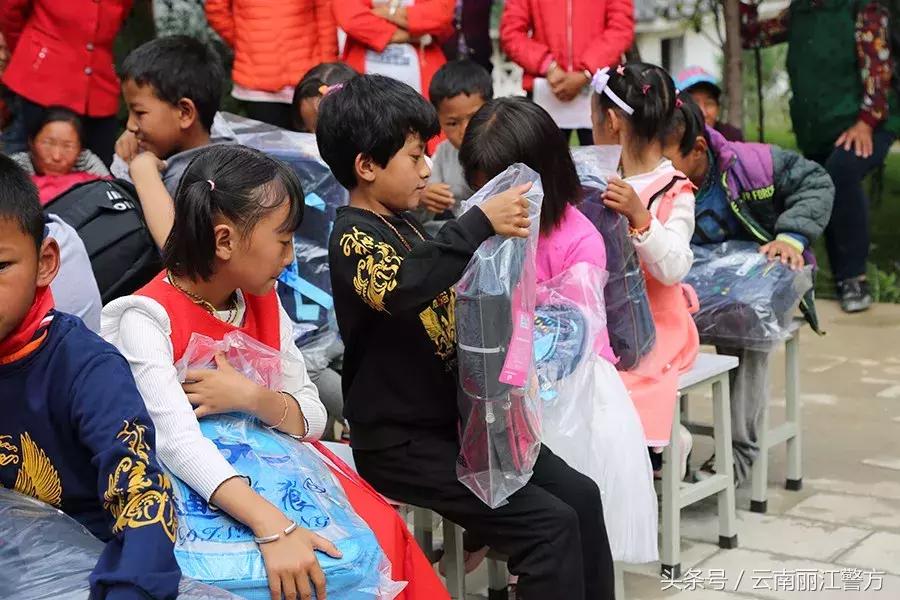 丽江公安走进宁蒗拉伯乡与小朋友们共度六一