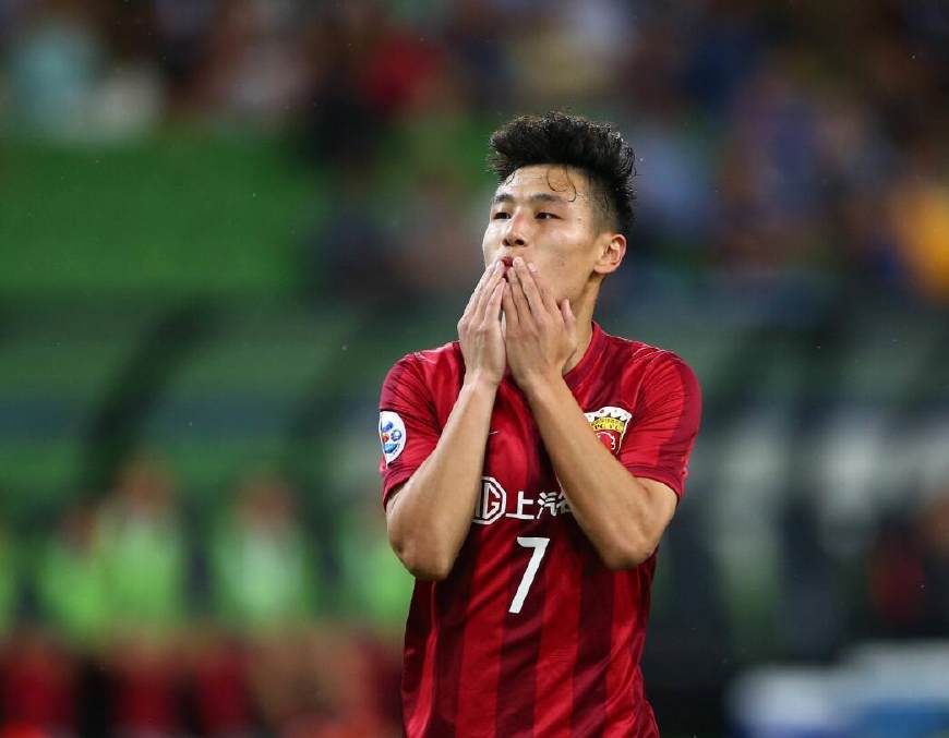 国足雨战2-0客胜泰国,“武球王”梅开二度,全场欢呼!