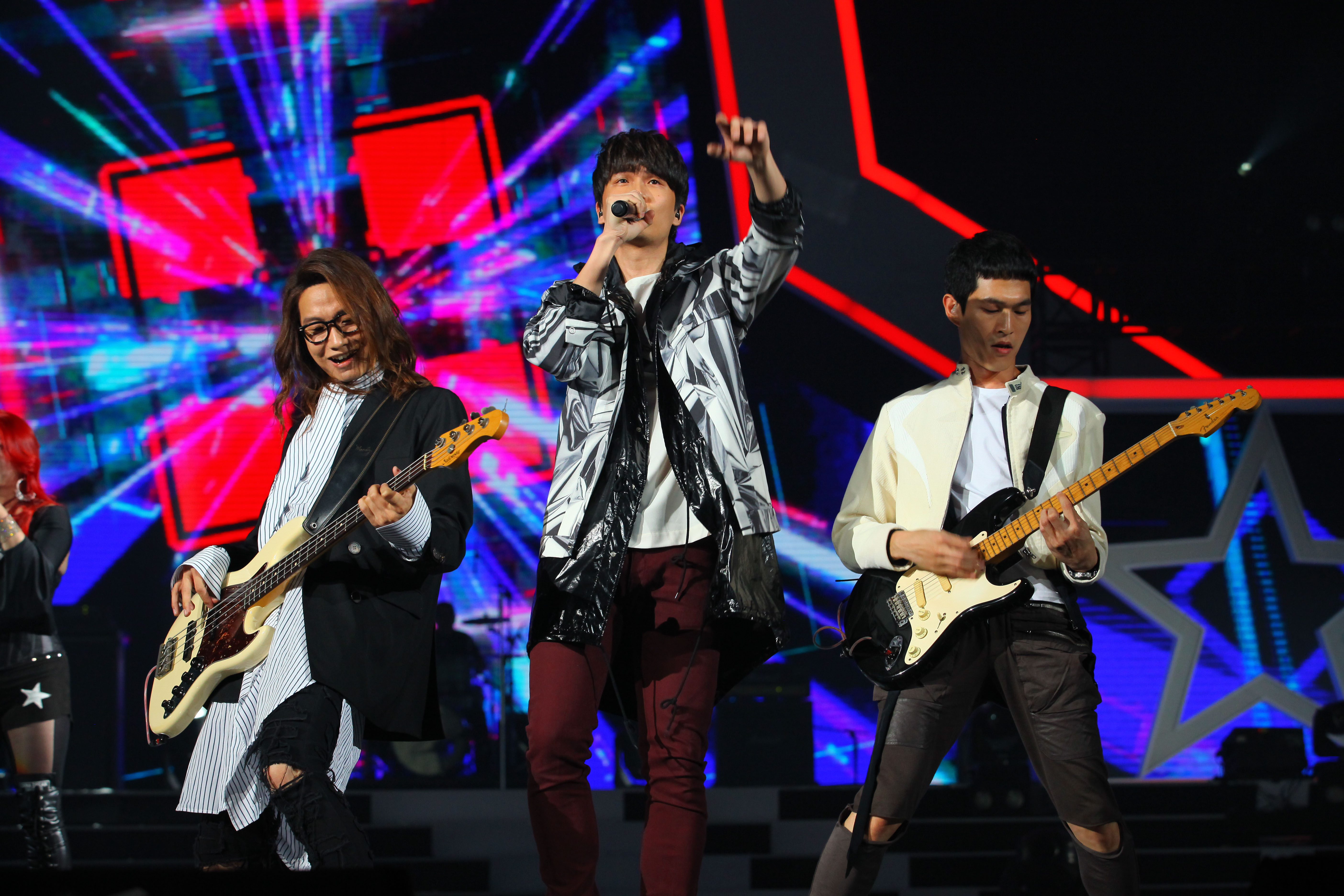 *月天五**“穿越任意门”力挺hito现场激动与“偶像”电竞选手合照