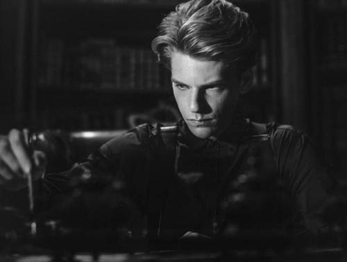 《暮光巴黎》电影迅雷BT种子，磁力链接，百度云网盘高清资源