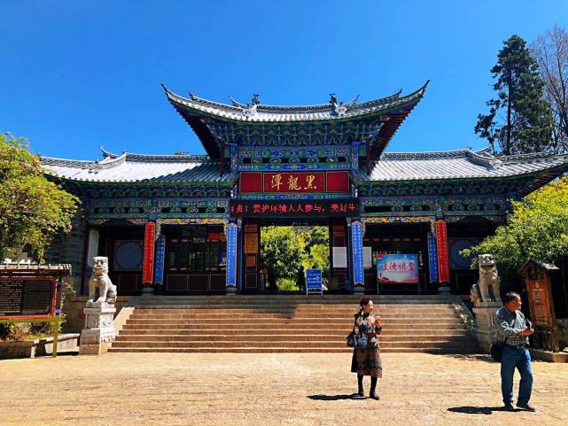 云南丽江古城黑龙潭风景秀丽迷人,丽江古城黑龙潭旁独栋别墅出售