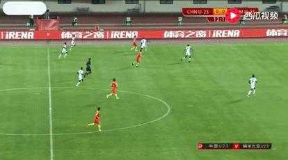 21岁国脚新星实在太拼：冒着受伤的危险救球，这样国脚怎能不爱