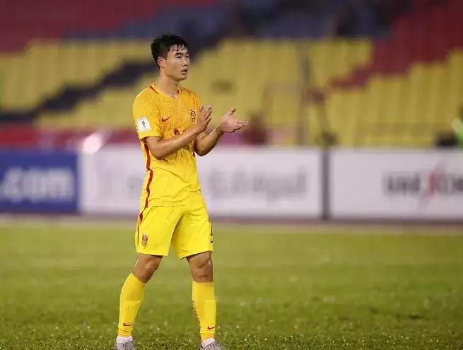 中国男足被纳米比亚连扳两球，国足球迷把矛头指向了恒大后卫！