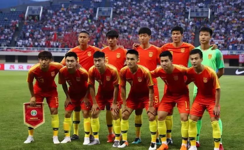 中国男足被纳米比亚连扳两球，国足球迷把矛头指向了恒大后卫！