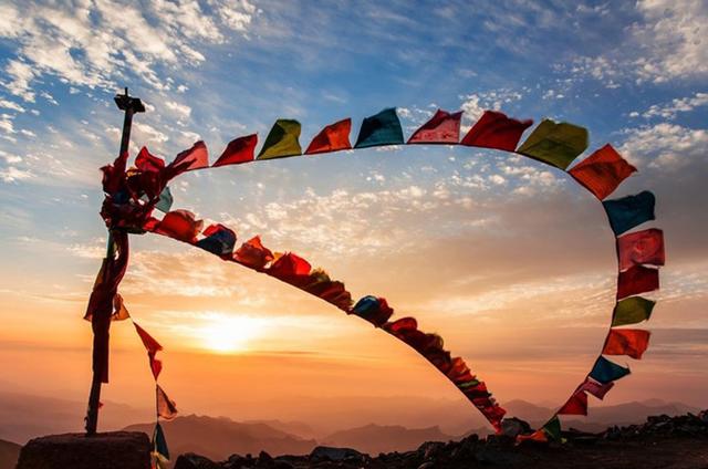 五台山旅游挂经幡,五台山转经筒的经幡图片