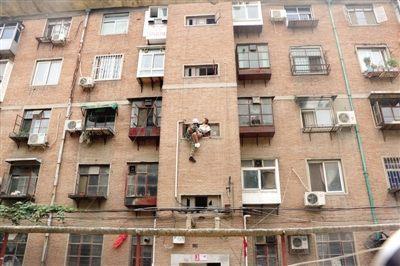 警察救轻生的女孩吸引注意力,警察15秒救轻生女子