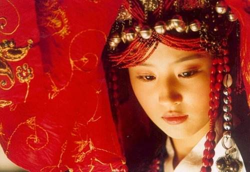 这个不要脸的登徒子,竟然敢来参加她的婚礼,还和新郎敬酒