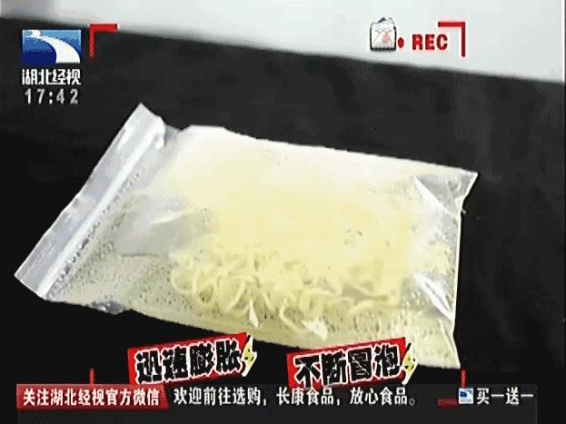 吃泡面时喝了点饮料竟险些送命,吃泡面被吓到了