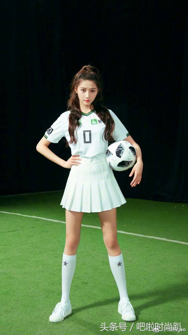 关晓彤踢足球变身美艳足球宝贝,杨幂baby穿成足球宝贝