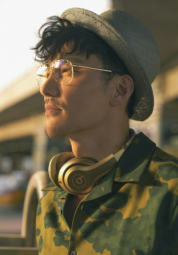 胡兵伦敦时装周机场私服,胡兵穿猎装夹克