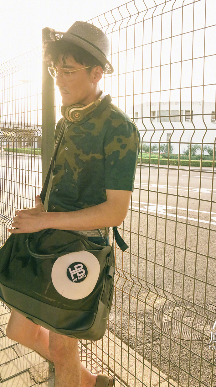 胡兵伦敦时装周机场私服,胡兵穿猎装夹克