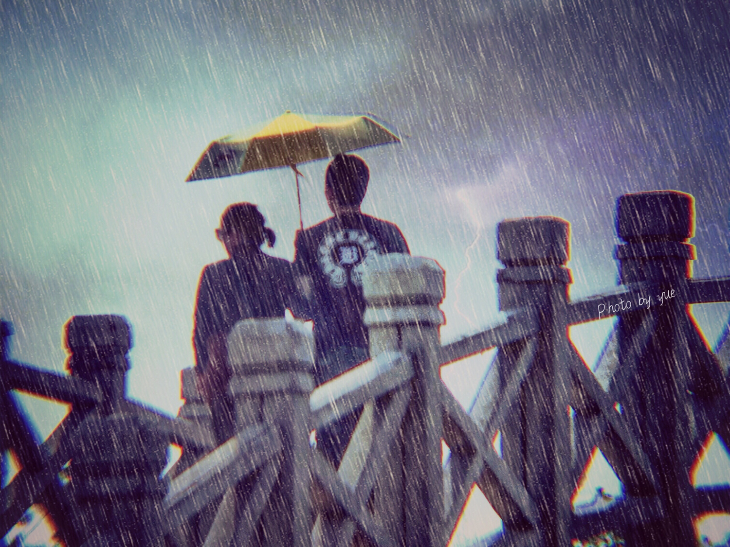 多种“玻璃水雾”、“大雨倾盆”特效｜手机一键搞定