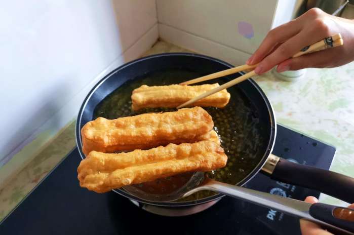 临夏回族厨娘油条教程,油条最简单的做法和配方