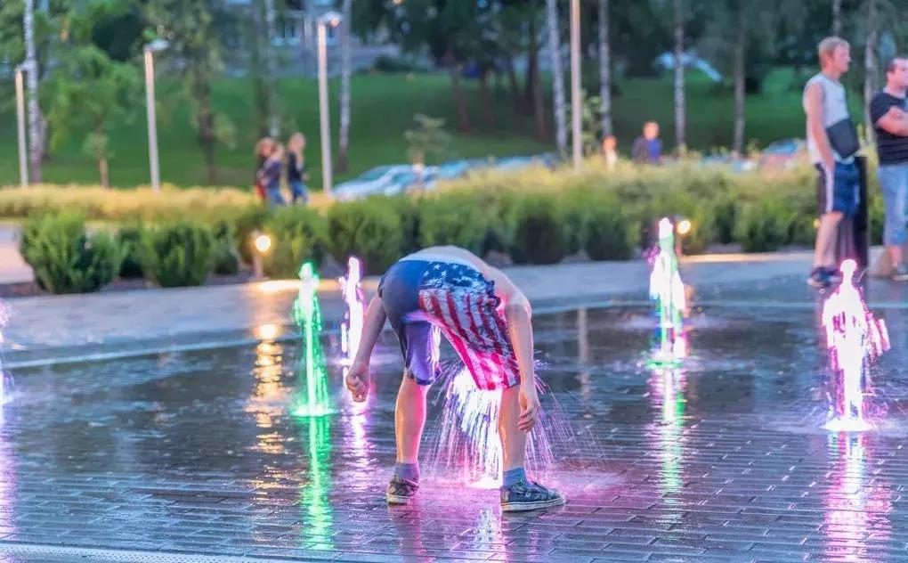 小孩夏天喷泉玩水,喷泉危险不要让孩子玩儿