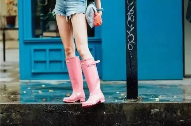 穿上雨鞋,下雨天穿雨鞋防水又好看时尚