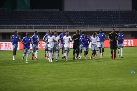 共用护腿板背后：纳米比亚顶级联赛球员月薪甚至只有400人民币