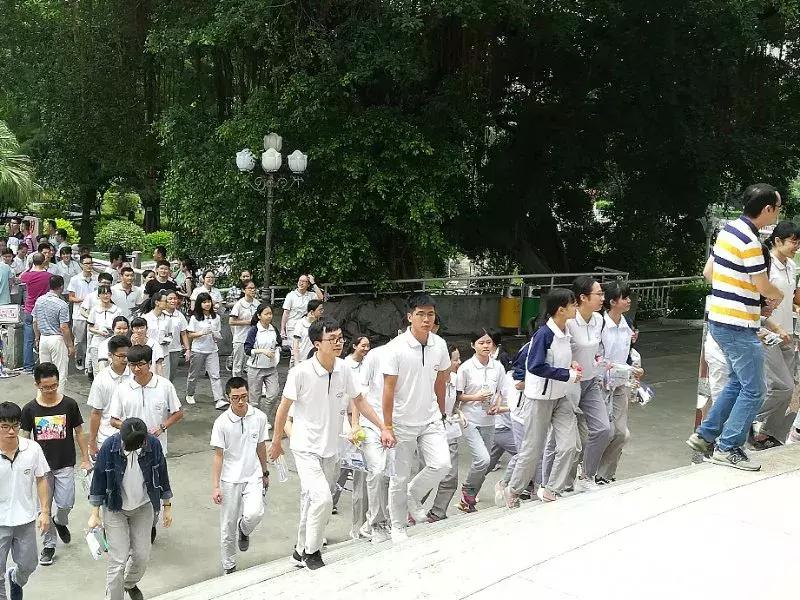 高考汕头几个考场,高考第一天学校门口人山人海