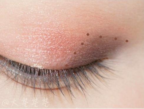 零基础新手一学就会的眼影画法,新手单色眼影的自然画法教程