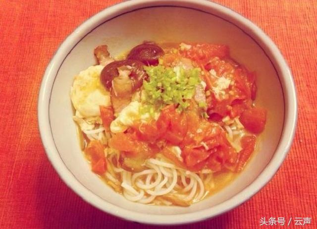 云南妹子的嘴巴红红的，究竟发生了什么！