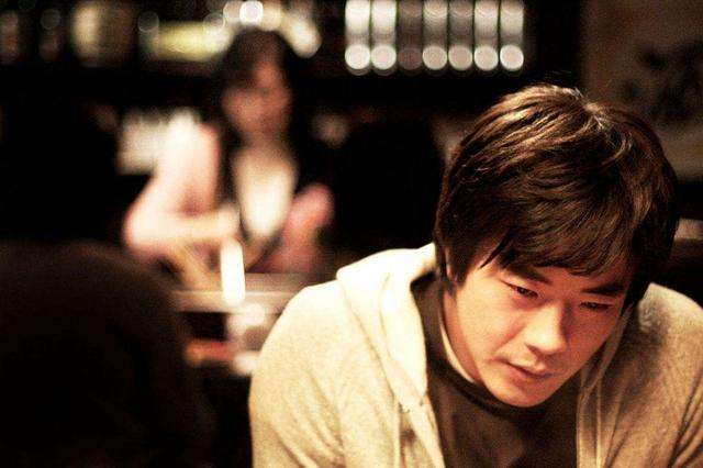 “你为什么总是爱上离婚女人？”“因为她们懂事啊！”